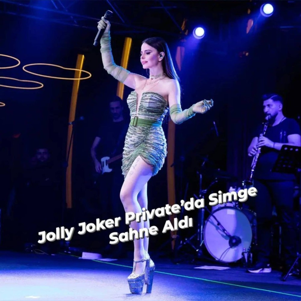 jolly joker de sahne alan simge sagin guzelligiyle buyuledi